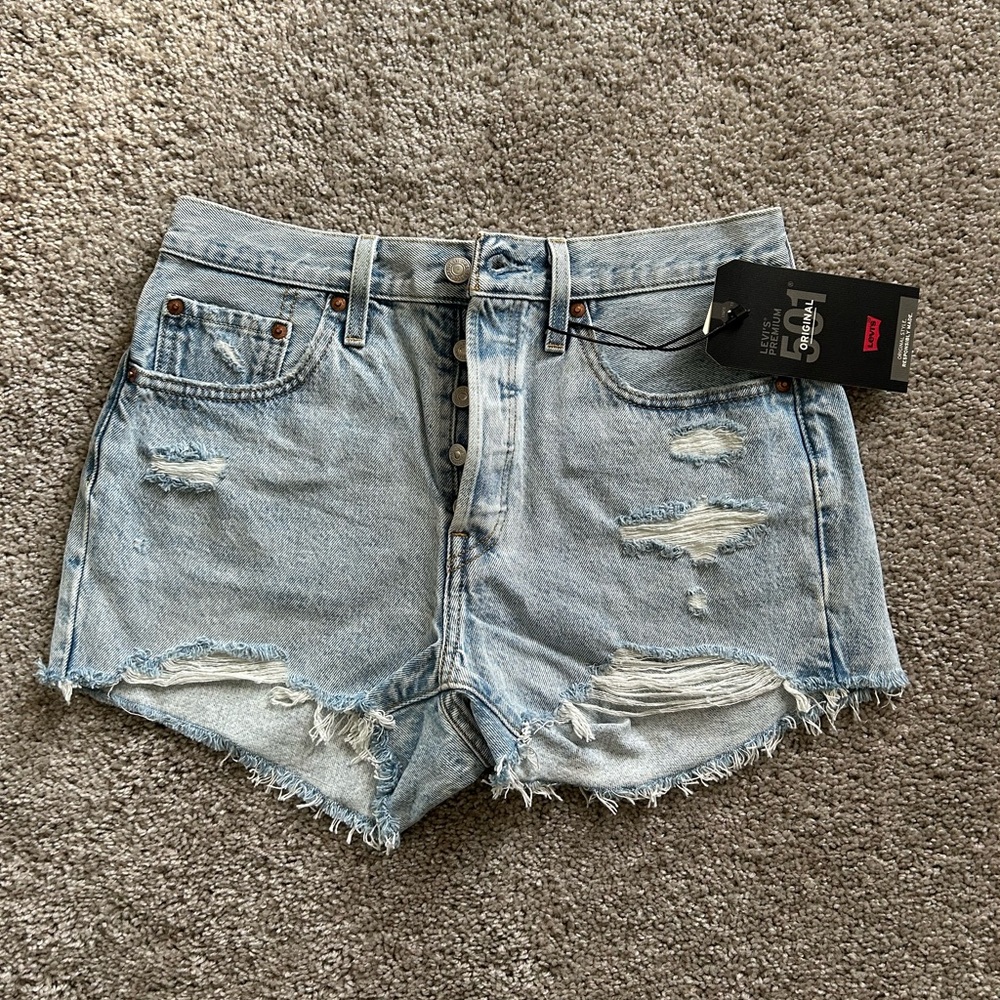 NWT Levi's Women's Light Blue Denim Shorts